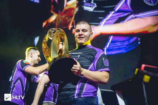 探索职业电竞之路：从校园到赛场的真实故事